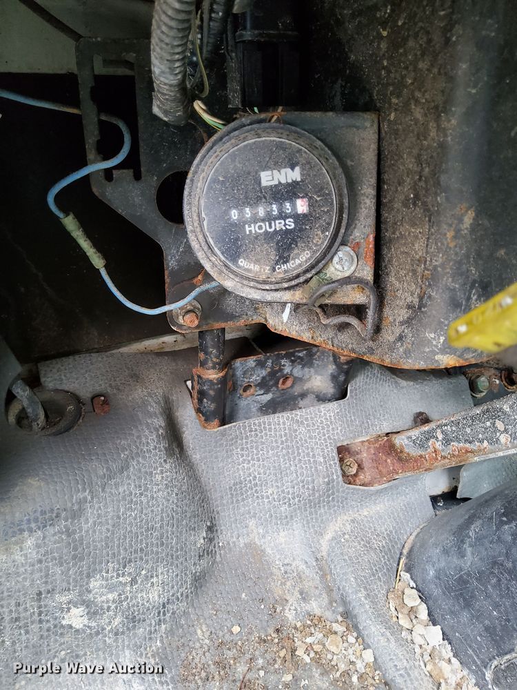 image for item DR5072 1999 Isuzu NPR  truck cab and chassis