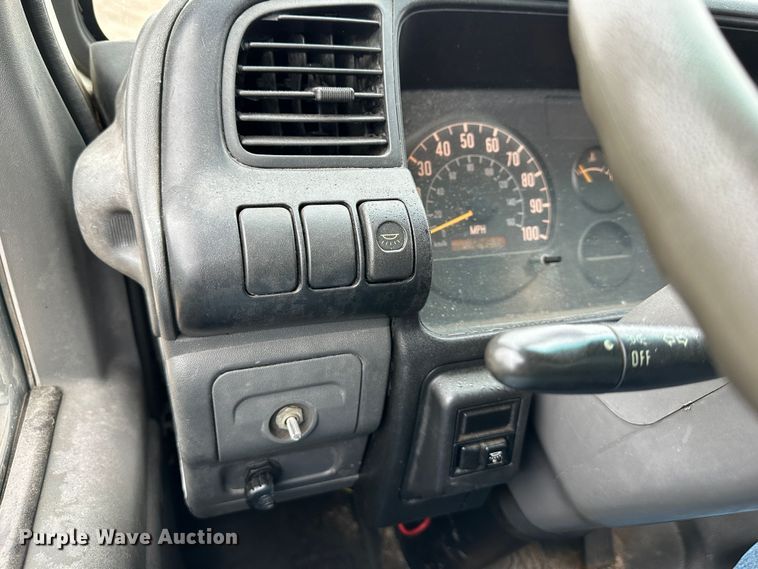 image for item DR5072 1999 Isuzu NPR  truck cab and chassis