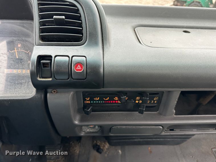 image for item DR5072 1999 Isuzu NPR  truck cab and chassis