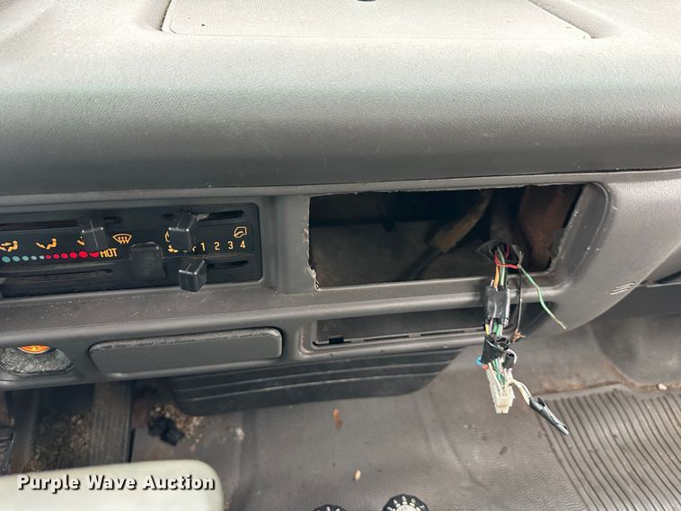 image for item DR5072 1999 Isuzu NPR  truck cab and chassis