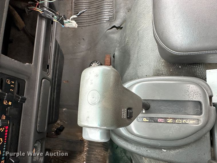 image for item DR5072 1999 Isuzu NPR  truck cab and chassis