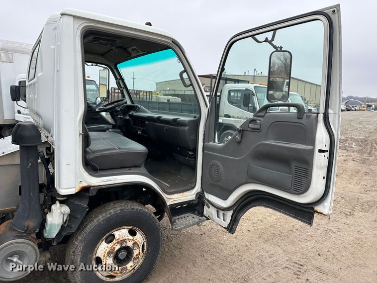 image for item DR5072 1999 Isuzu NPR  truck cab and chassis