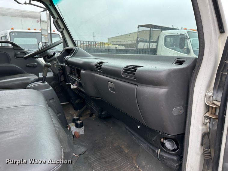 image for item DR5072 1999 Isuzu NPR  truck cab and chassis