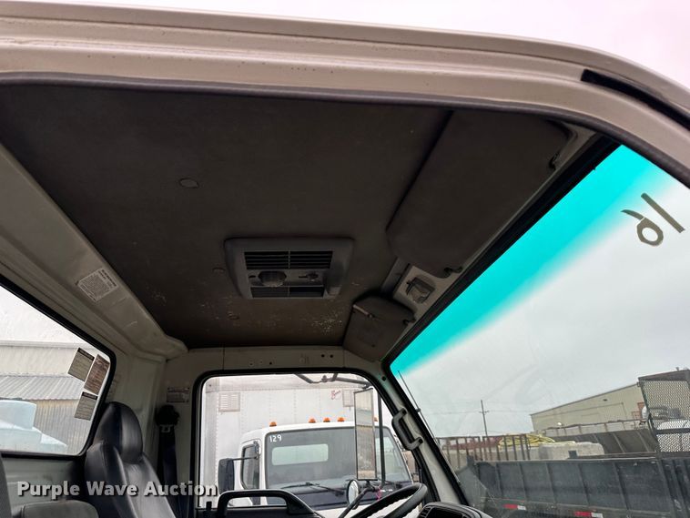 image for item DR5072 1999 Isuzu NPR  truck cab and chassis