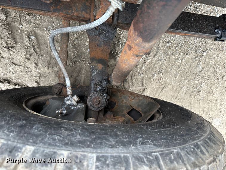 image for item DR5072 1999 Isuzu NPR  truck cab and chassis