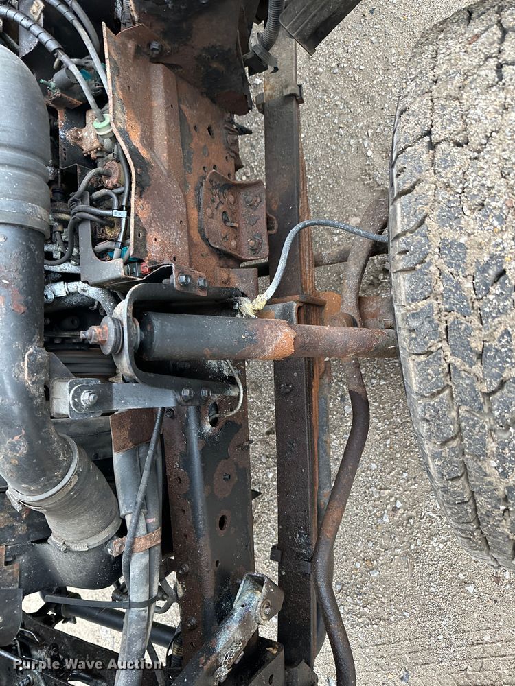 image for item DR5072 1999 Isuzu NPR  truck cab and chassis