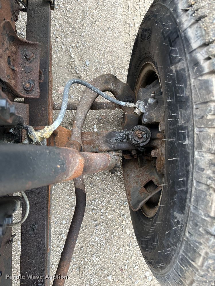 image for item DR5072 1999 Isuzu NPR  truck cab and chassis