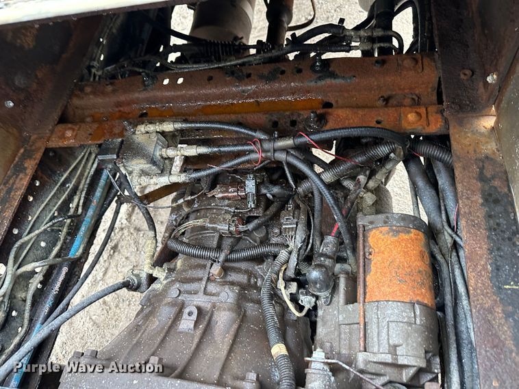 image for item DR5072 1999 Isuzu NPR  truck cab and chassis