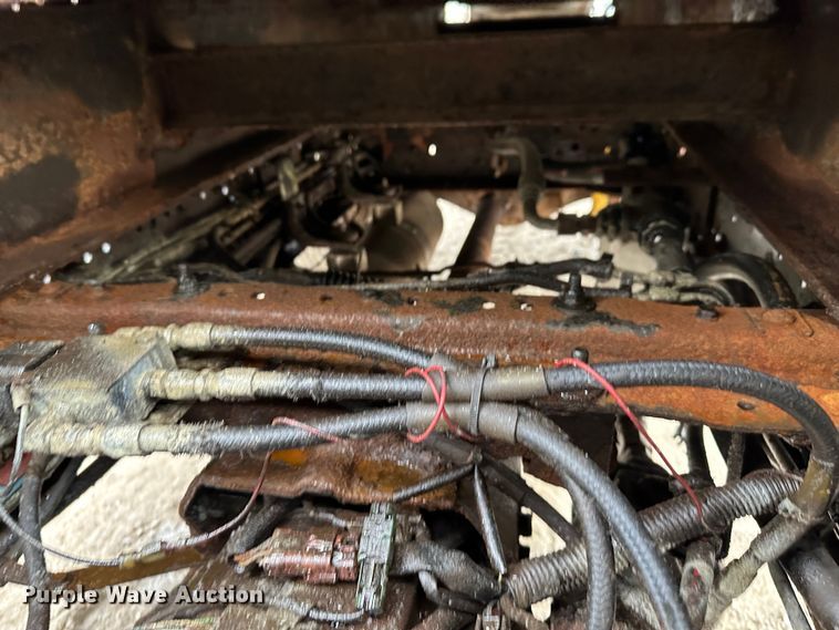 image for item DR5072 1999 Isuzu NPR  truck cab and chassis