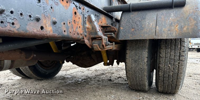 image for item DR5072 1999 Isuzu NPR  truck cab and chassis