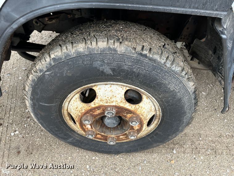 image for item DR5072 1999 Isuzu NPR  truck cab and chassis