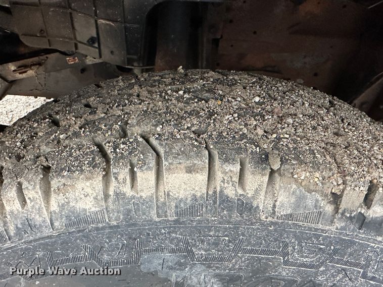 image for item DR5072 1999 Isuzu NPR  truck cab and chassis