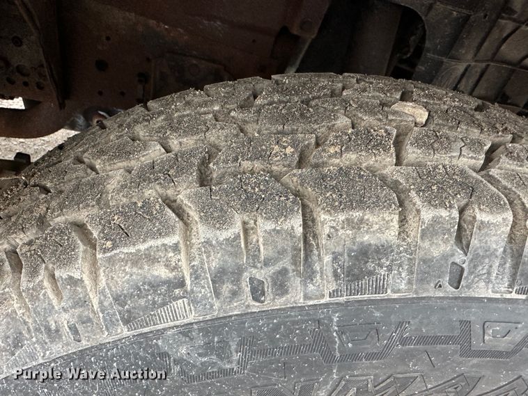 image for item DR5072 1999 Isuzu NPR  truck cab and chassis