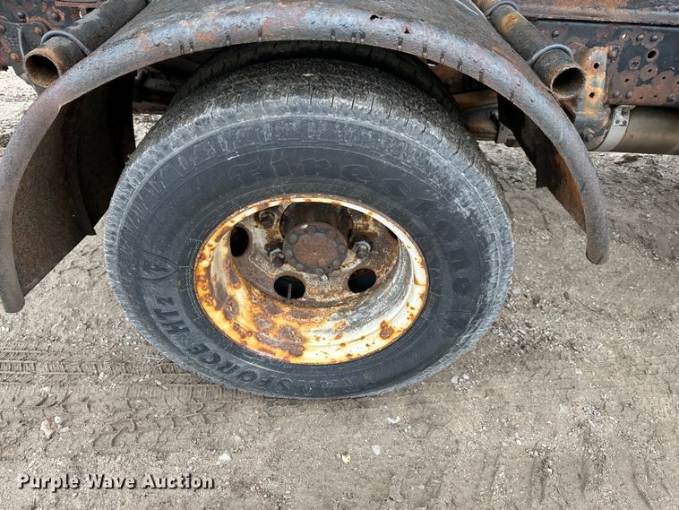 image for item DR5072 1999 Isuzu NPR  truck cab and chassis