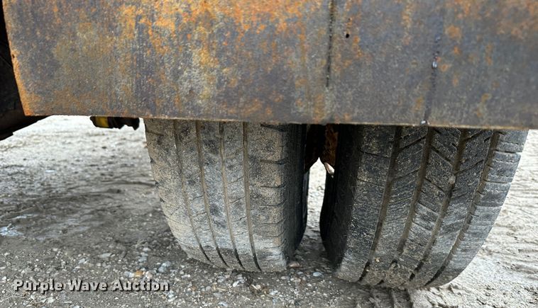 image for item DR5072 1999 Isuzu NPR  truck cab and chassis