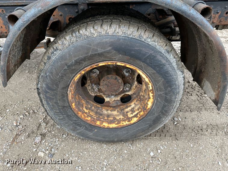 image for item DR5072 1999 Isuzu NPR  truck cab and chassis