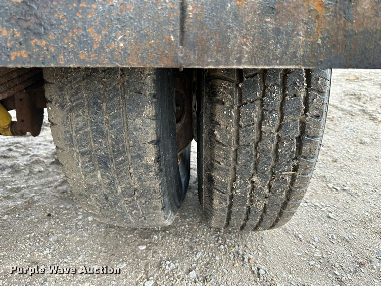 image for item DR5072 1999 Isuzu NPR  truck cab and chassis