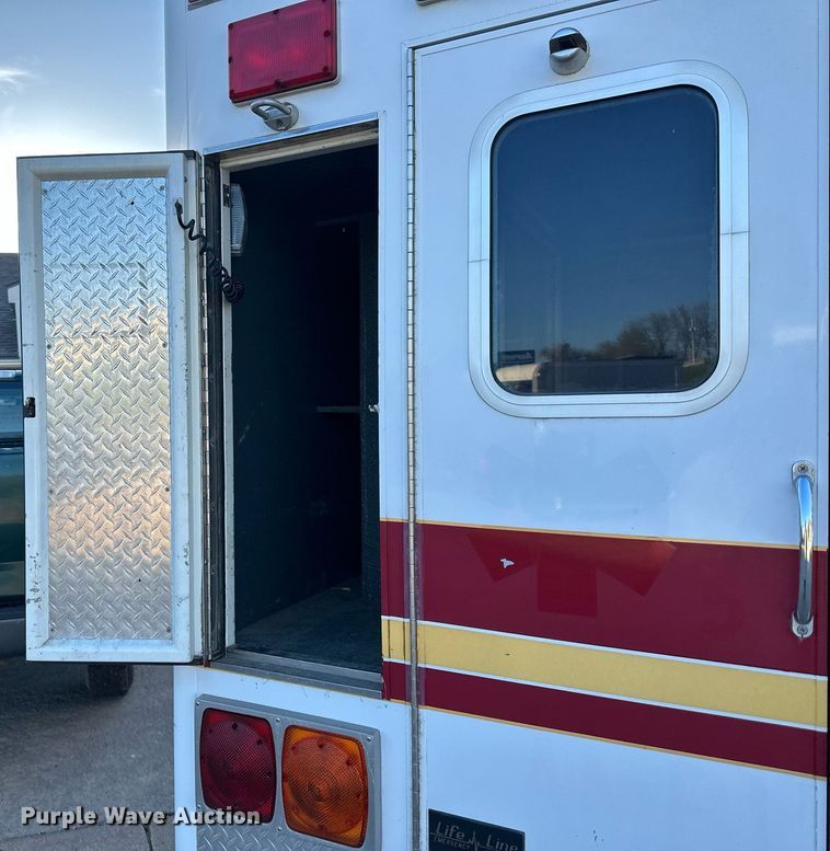 image for item DR5173 1995 Ford E350  ambulance