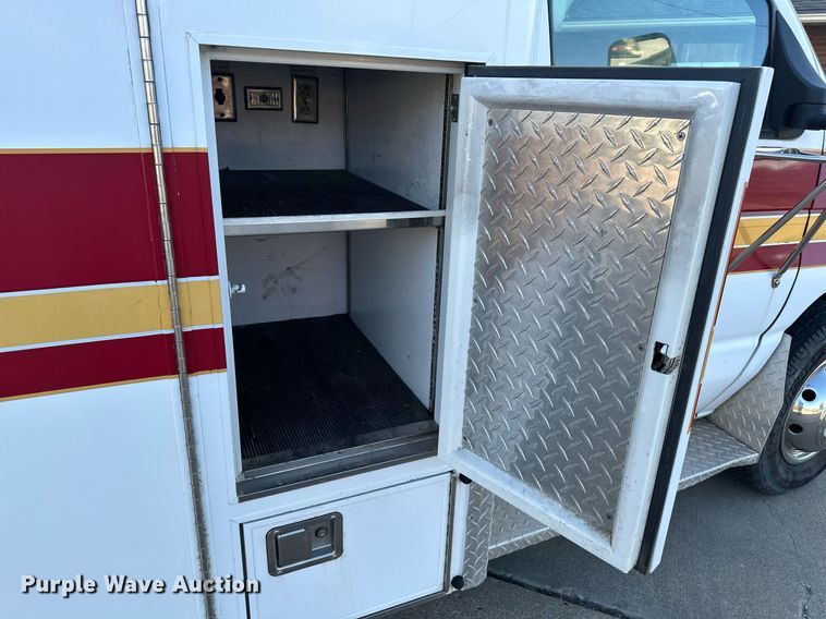 image for item DR5173 1995 Ford E350  ambulance