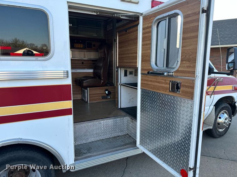 image for item DR5173 1995 Ford E350  ambulance