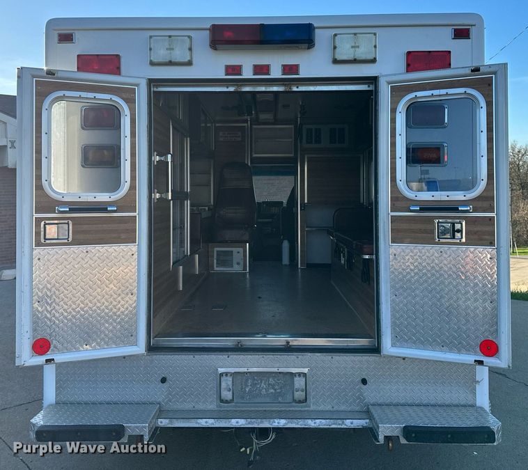 image for item DR5173 1995 Ford E350  ambulance