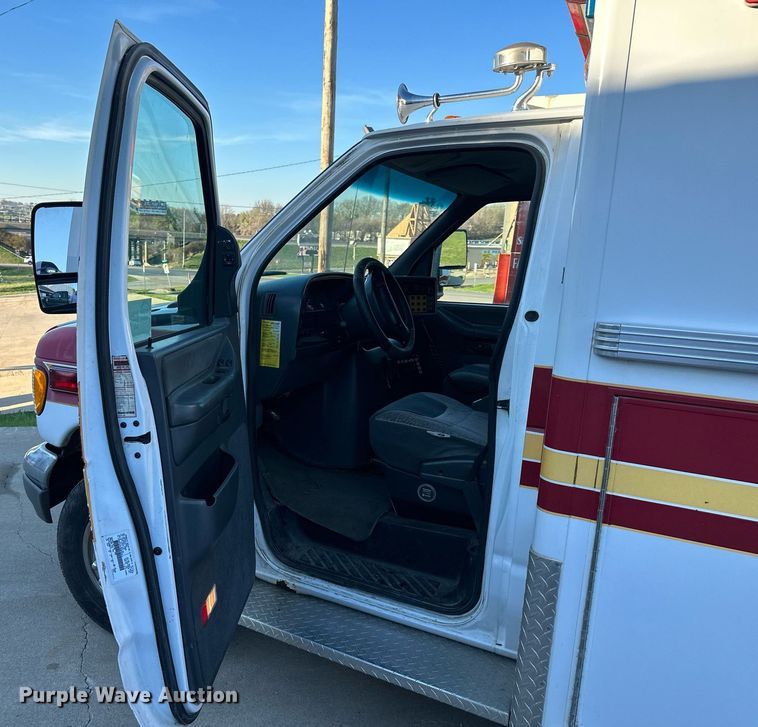 image for item DR5173 1995 Ford E350  ambulance