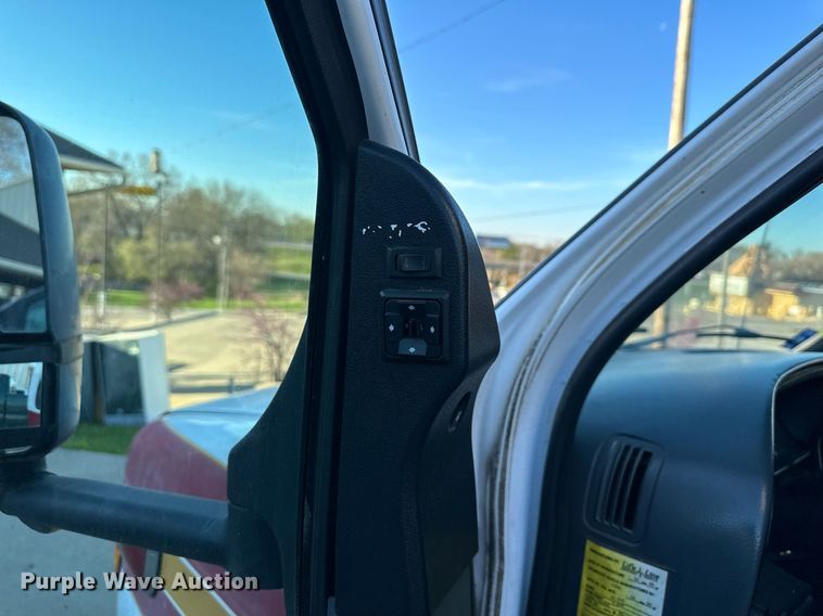 image for item DR5173 1995 Ford E350  ambulance