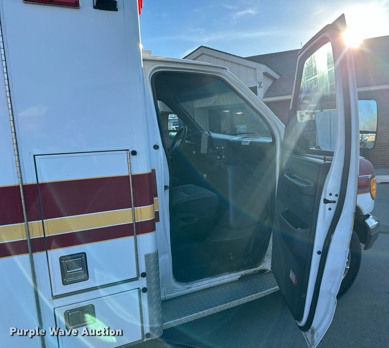 image for item DR5173 1995 Ford E350  ambulance