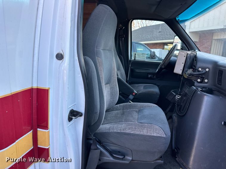 image for item DR5173 1995 Ford E350  ambulance