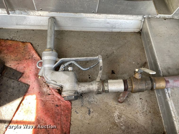 image for item KB9488 2005 Ford F750 Super Duty  fuel truck