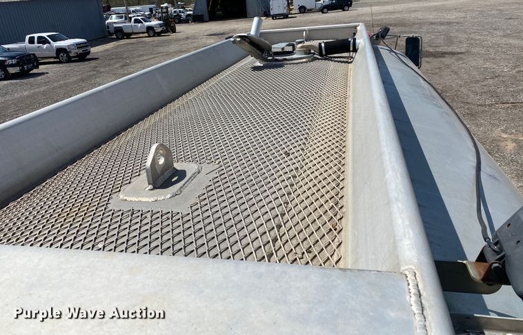 image for item KB9488 2005 Ford F750 Super Duty  fuel truck