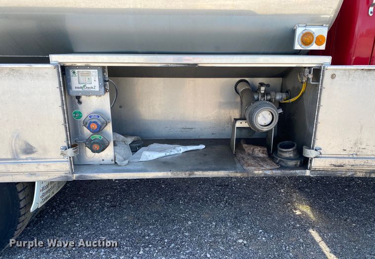 image for item KB9488 2005 Ford F750 Super Duty  fuel truck