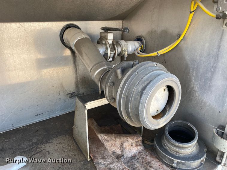 image for item KB9488 2005 Ford F750 Super Duty  fuel truck