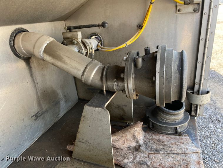 image for item KB9488 2005 Ford F750 Super Duty  fuel truck