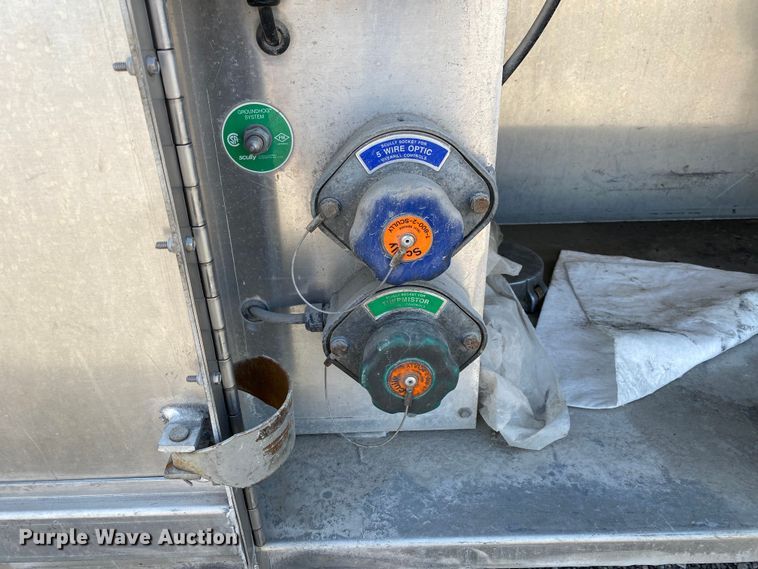 image for item KB9488 2005 Ford F750 Super Duty  fuel truck