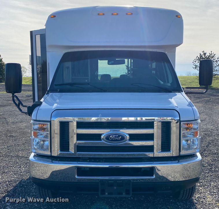 image for item KB9499 2016 Ford E350 Super Duty  shuttle bus