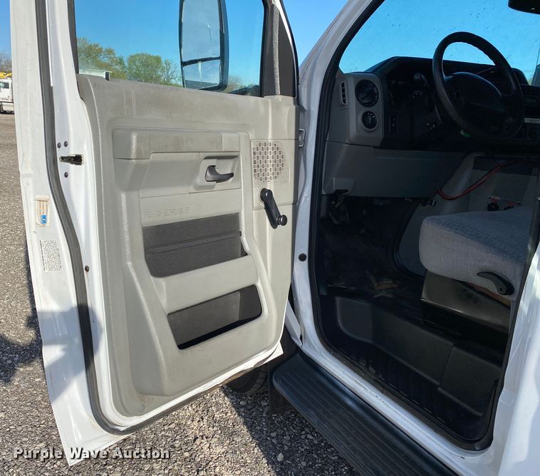 image for item KB9499 2016 Ford E350 Super Duty  shuttle bus