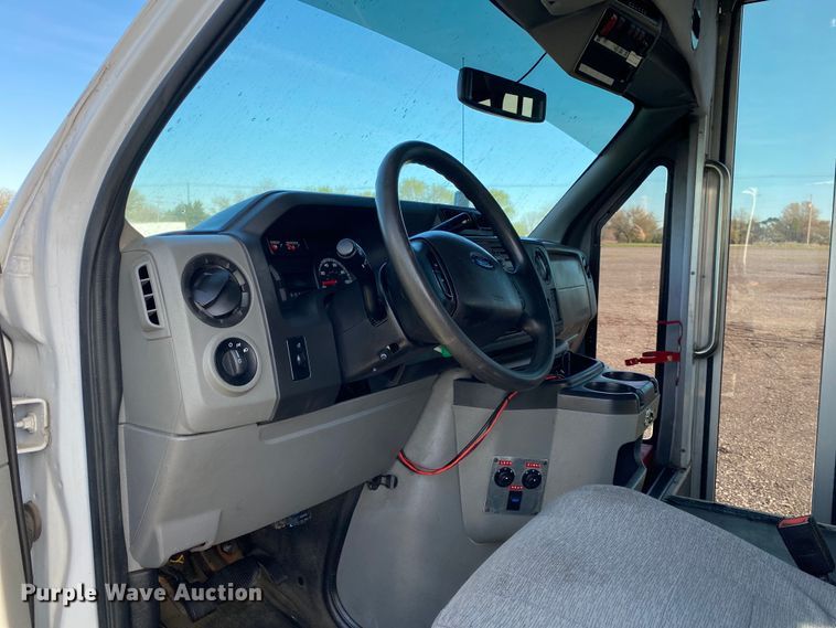 image for item KB9499 2016 Ford E350 Super Duty  shuttle bus