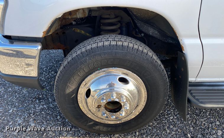 image for item KB9499 2016 Ford E350 Super Duty  shuttle bus