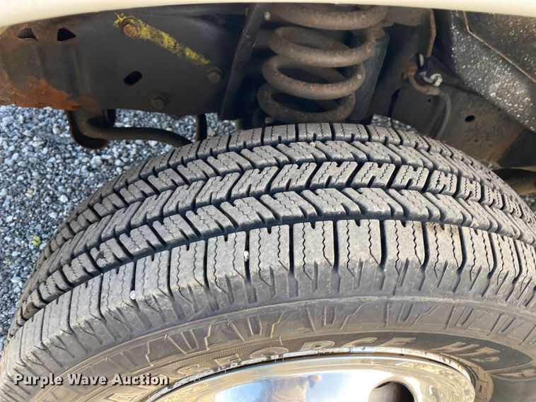 image for item KB9499 2016 Ford E350 Super Duty  shuttle bus