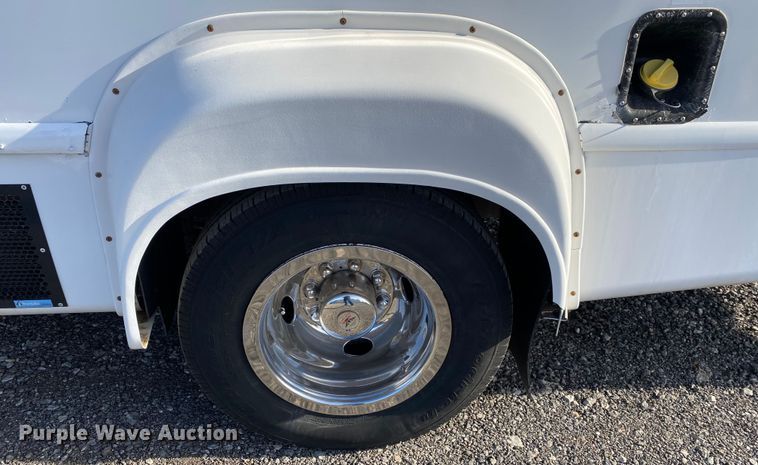 image for item KB9499 2016 Ford E350 Super Duty  shuttle bus