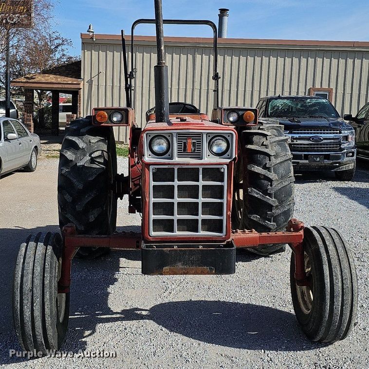 image for item LE9316 International 784  tractor