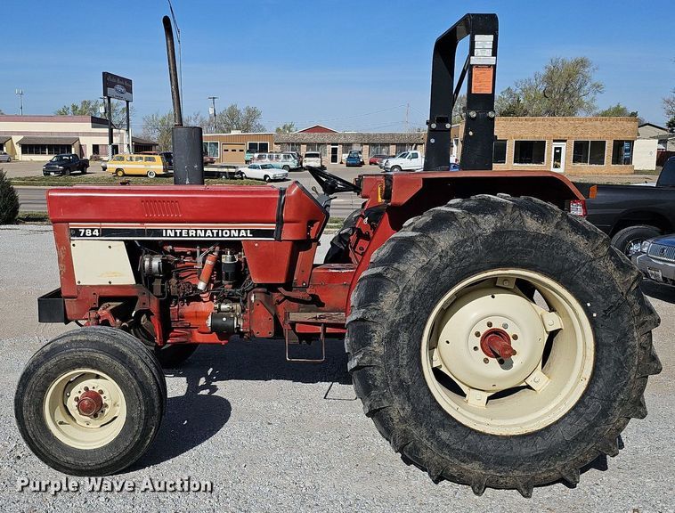 image for item LE9316 International 784  tractor