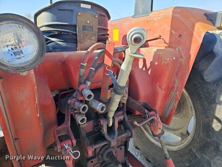 image for item LE9316 International 784  tractor