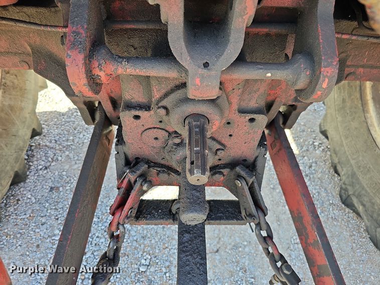 image for item LE9316 International 784  tractor