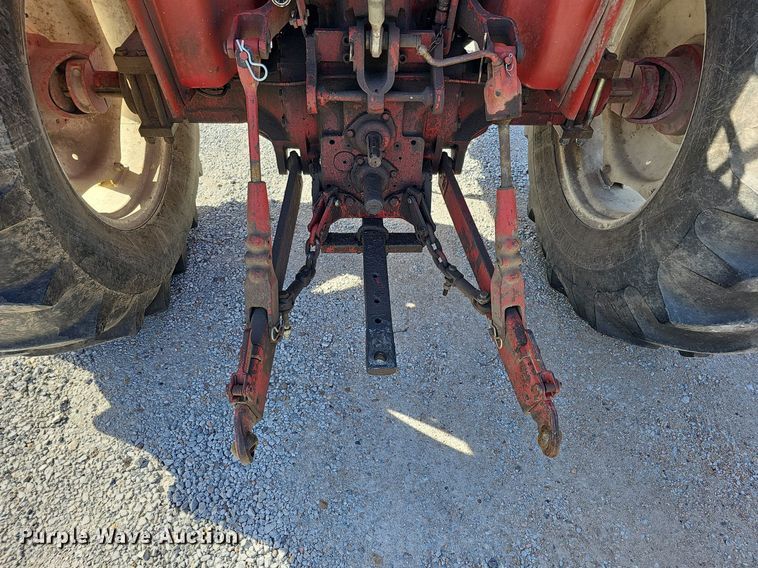 image for item LE9316 International 784  tractor