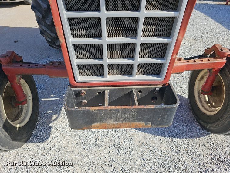 image for item LE9316 International 784  tractor