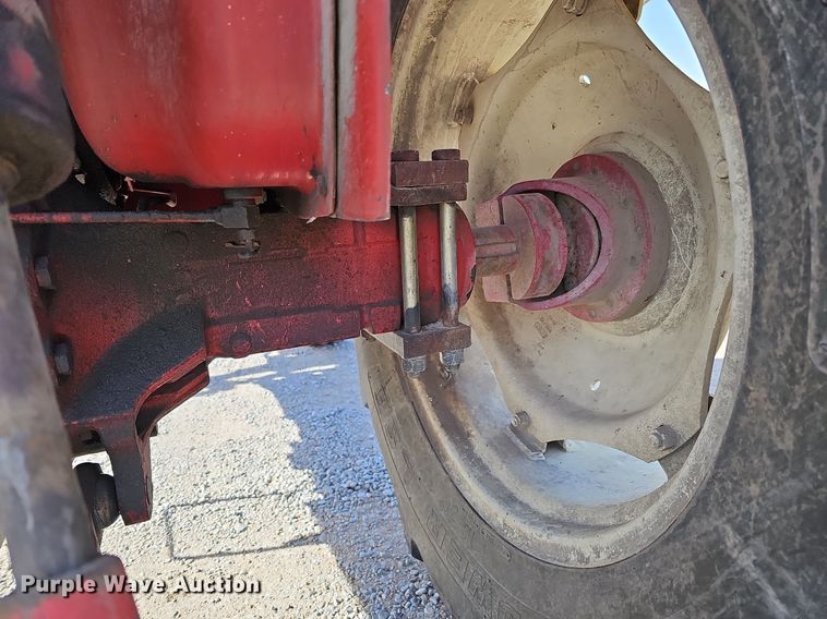 image for item LE9316 International 784  tractor