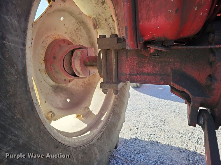 image for item LE9316 International 784  tractor