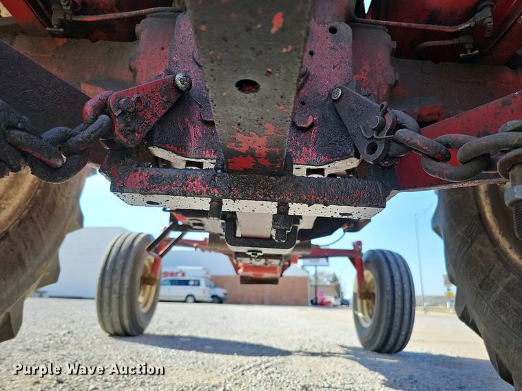 image for item LE9316 International 784  tractor